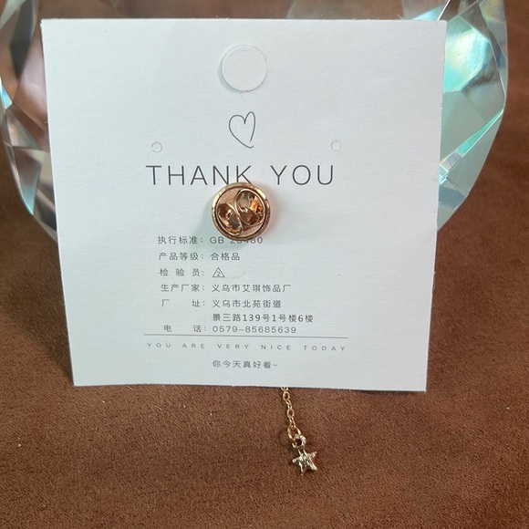 Magic hat/rabbit enamel pin - Picture 4 of 5